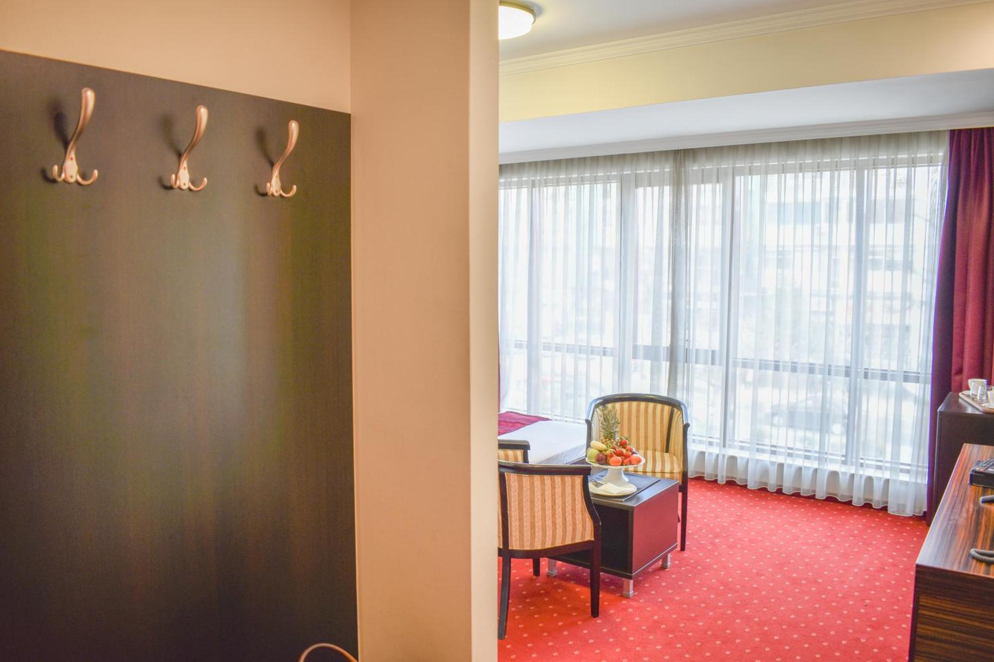 Hotel Hamburg Скопие Екстериор снимка